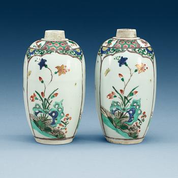 A pair of famille verte small jars, Qing dynasty, Kangxi (1662-1722).