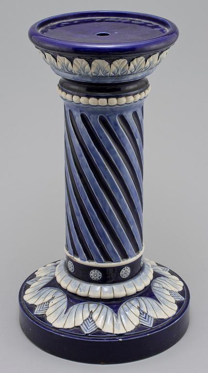 YTTERFODER på PIEDESTAL, majolica, Frankrike, 1900-tal.