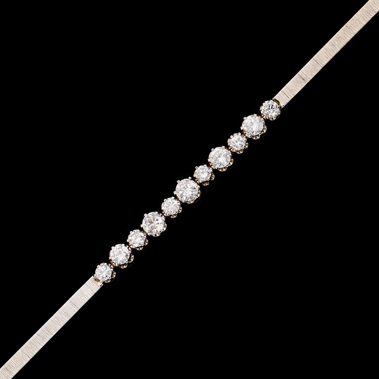 ARMBAND, 18 k vitguld, 11 briljantslipade diamanter tot ca 2.14 ct.