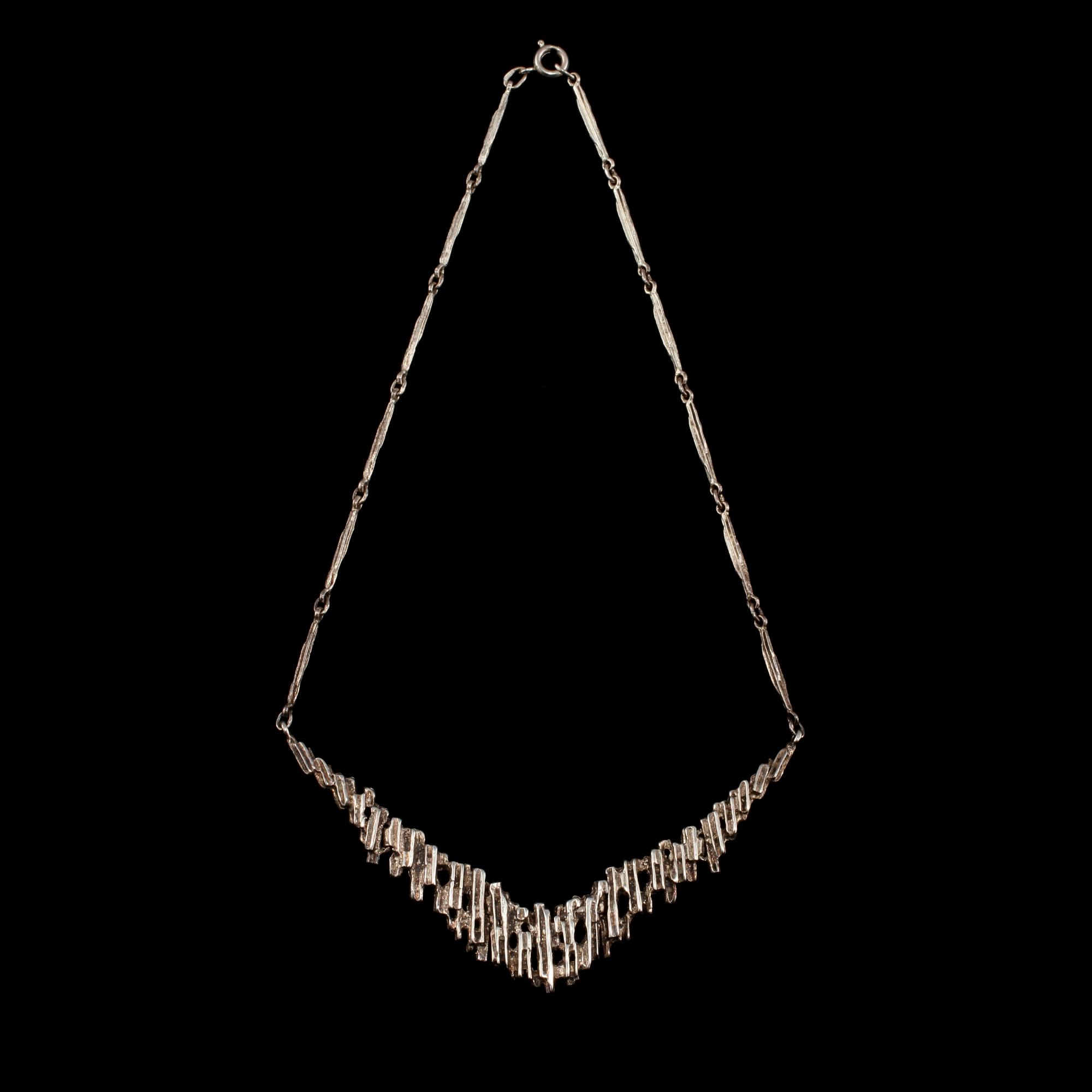 COLLIER, sterlingsilver, Kultaseppa Saalovaara, Åbo, Finland. Vikt 19 g.