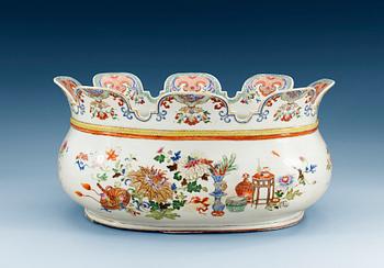 1384. A large famille rose wine cooler/monthieth, Qing dynasty, Qianlong (1736-95).