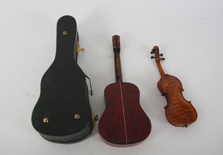 MINIATYRGITARR, och FIOL.