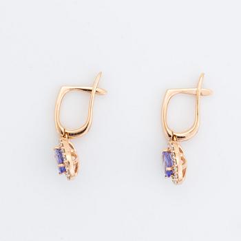 Örhängen med tanzaniter och briljantslipade diamanter.