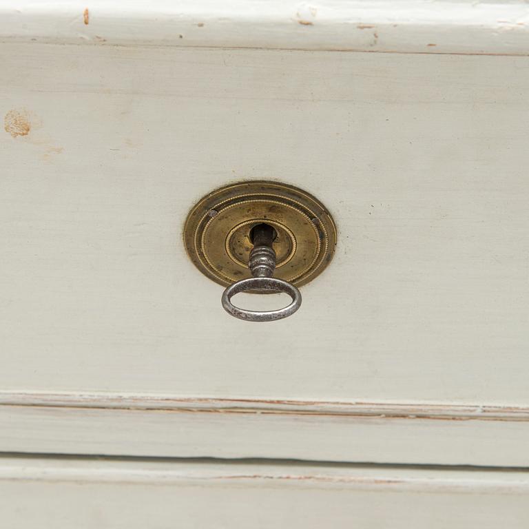 A late 18th century Gustavian chest of drawer.