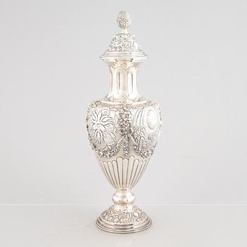 A lided silver vase, Louis XVI style, 20th Century.