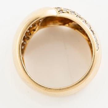 Ring in 18K gold set with round brilliant-cut diamonds.