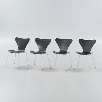 ARNE JACOBSEN, stolar, 4 st, "Sjuan", Fritz Hansen, omkring 1900-talets mitt.