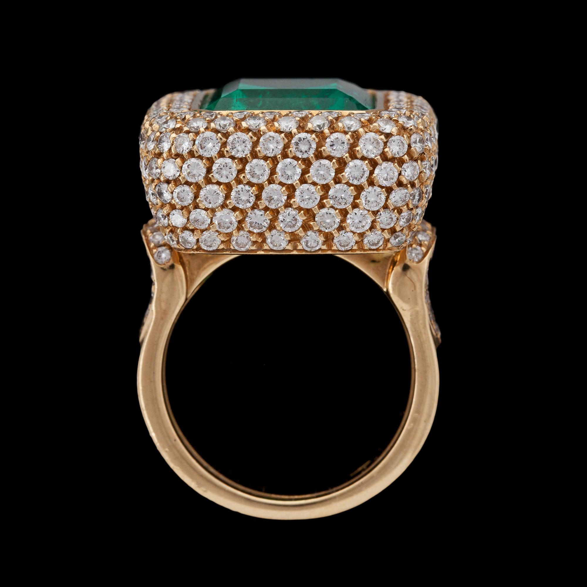RING, stor trappslipad smaragd, ca 15 ct, och briljantslipade diamanter, tot. ca 6 ct.