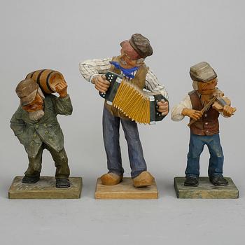 TRÄFIGURER, 3 st, två otydl signerade med datering 1933 resp 1938, en otydligt monogramsignerad.