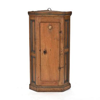HÖRNSKÅP, allmoge, 1700/1800-tal.