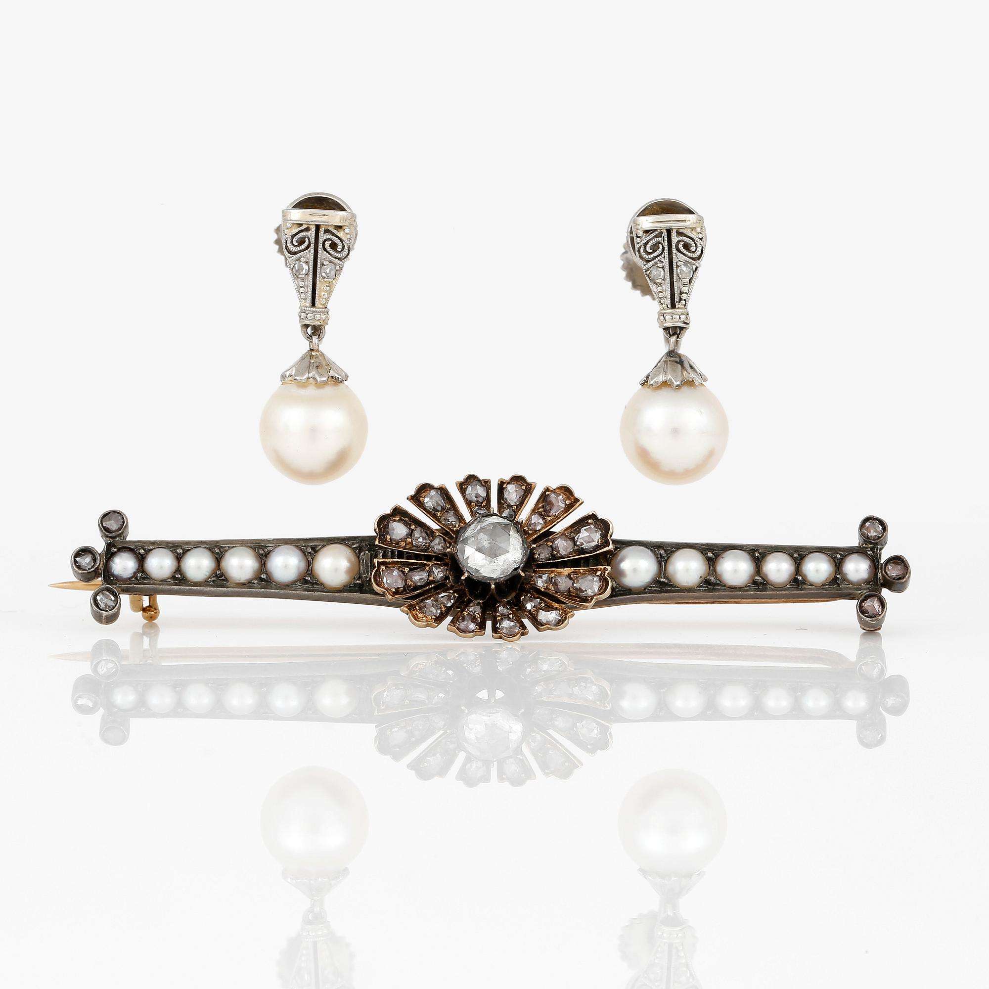 BROSCH samt ÖRHÄNGEN, ett par, med odlade pärlor och rosenslipade diamanter.