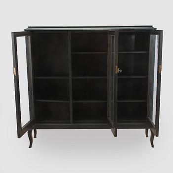 Vitrinskåp, 1900-talets första hälft.