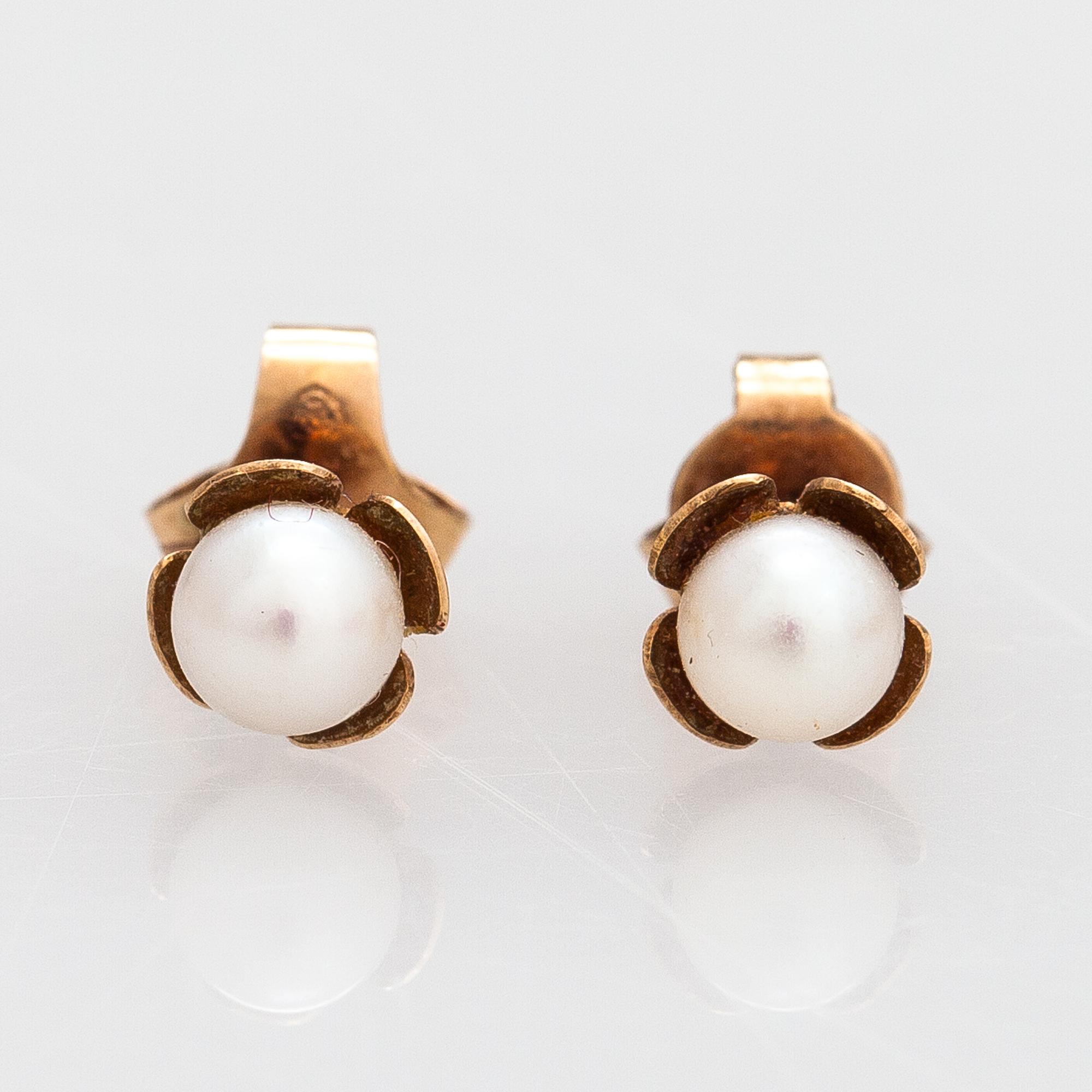 Elis Kauppi, A pair of 14K gold earrings with cultured pearls. Kupittaan kulta, Turku.