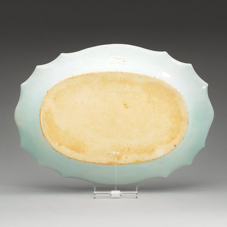 A famille rose serving dish, Qing dynasty, Qianlong (1736-95).