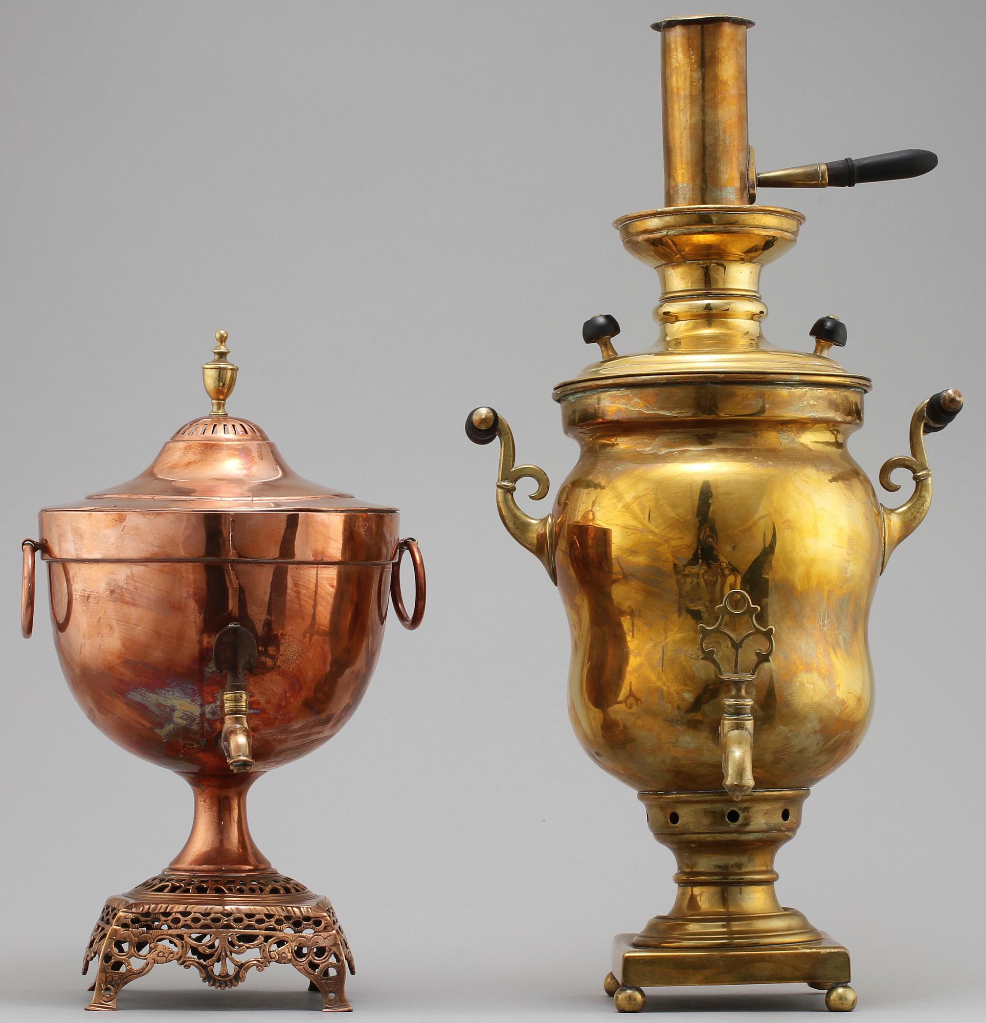 SAMOVARER, 2 st, mässing och koppar, omkring 1900.