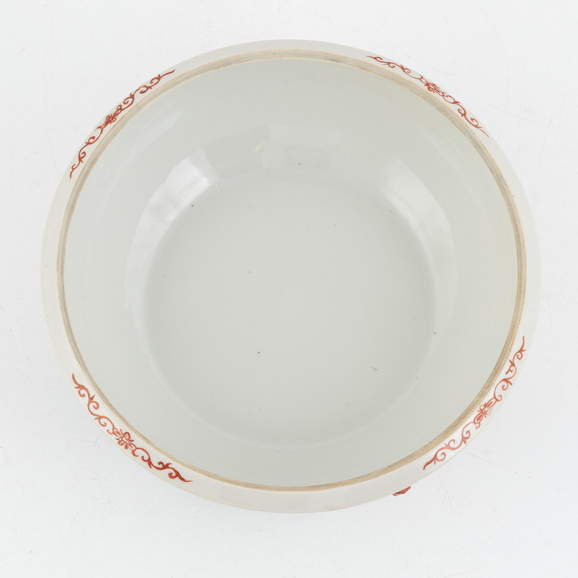 A famille rose 'dragon' bowl, late Qing dynasty/around 1900.