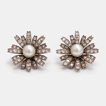 Mecan Elde, A pair of 18K gold earrings with cultured pearls and single-cut diamonds ca 1.60 ct. France, 1990s.