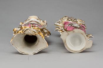 VASER/BORDSLAMPOR, ett par, nyrokoko, 1800-talets slut.