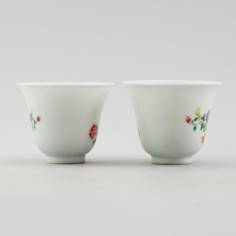 SKÅLAR, 1 par, porslin, Kina, 1900-tal.