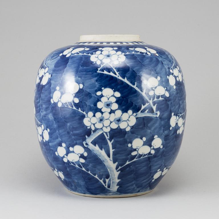 A large blue and white jar, Qing dynasty, 19th Century.