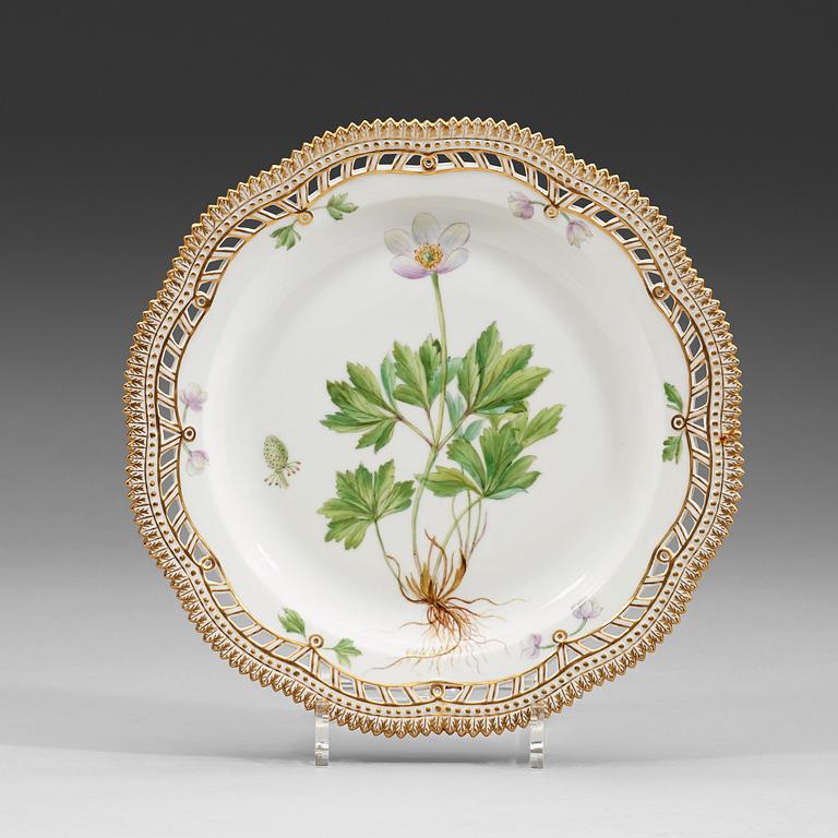 A set of 14 Royal Copenhagen 'Flora Danica' plates, Denmark, 20th Century.