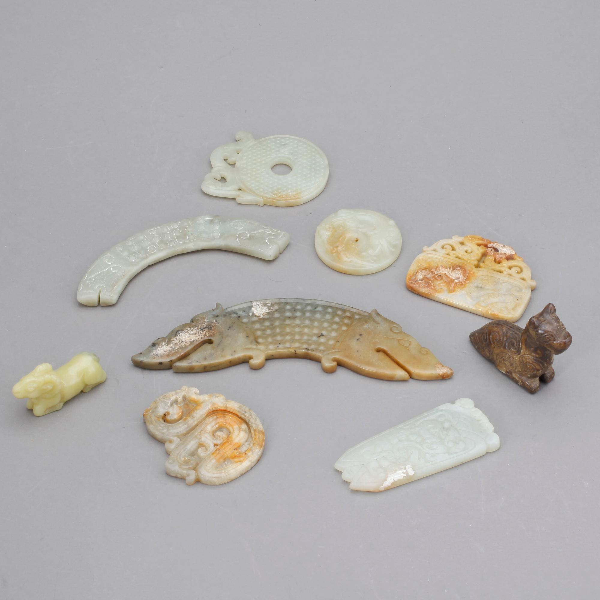 FIGURINER samt DEKORELEMENT, nefrit/sten, 9 delar, Kina, 1900-tal.