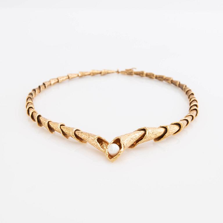 Necklace, 18K gold and pearl.