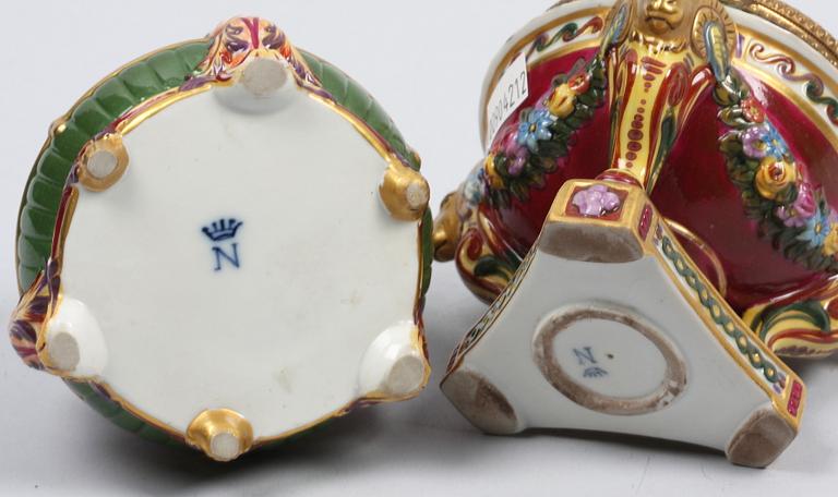 ASKAR, 2 st. Porslin. Napoliliknande märke.