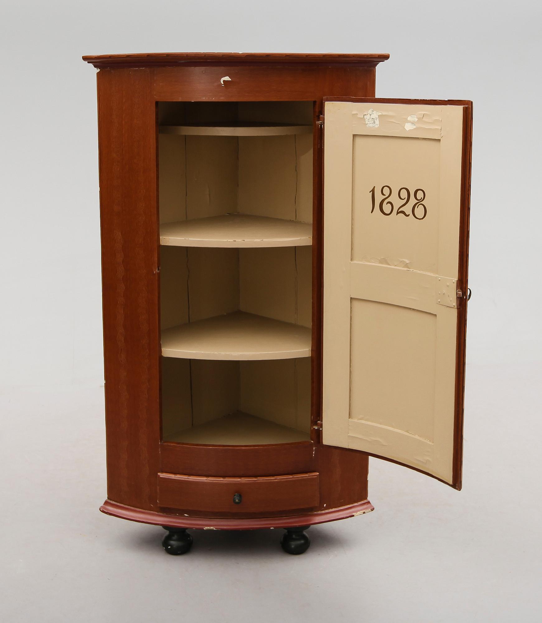 HÖRNSKÅP, allmoge, 1800-talets första hälft.