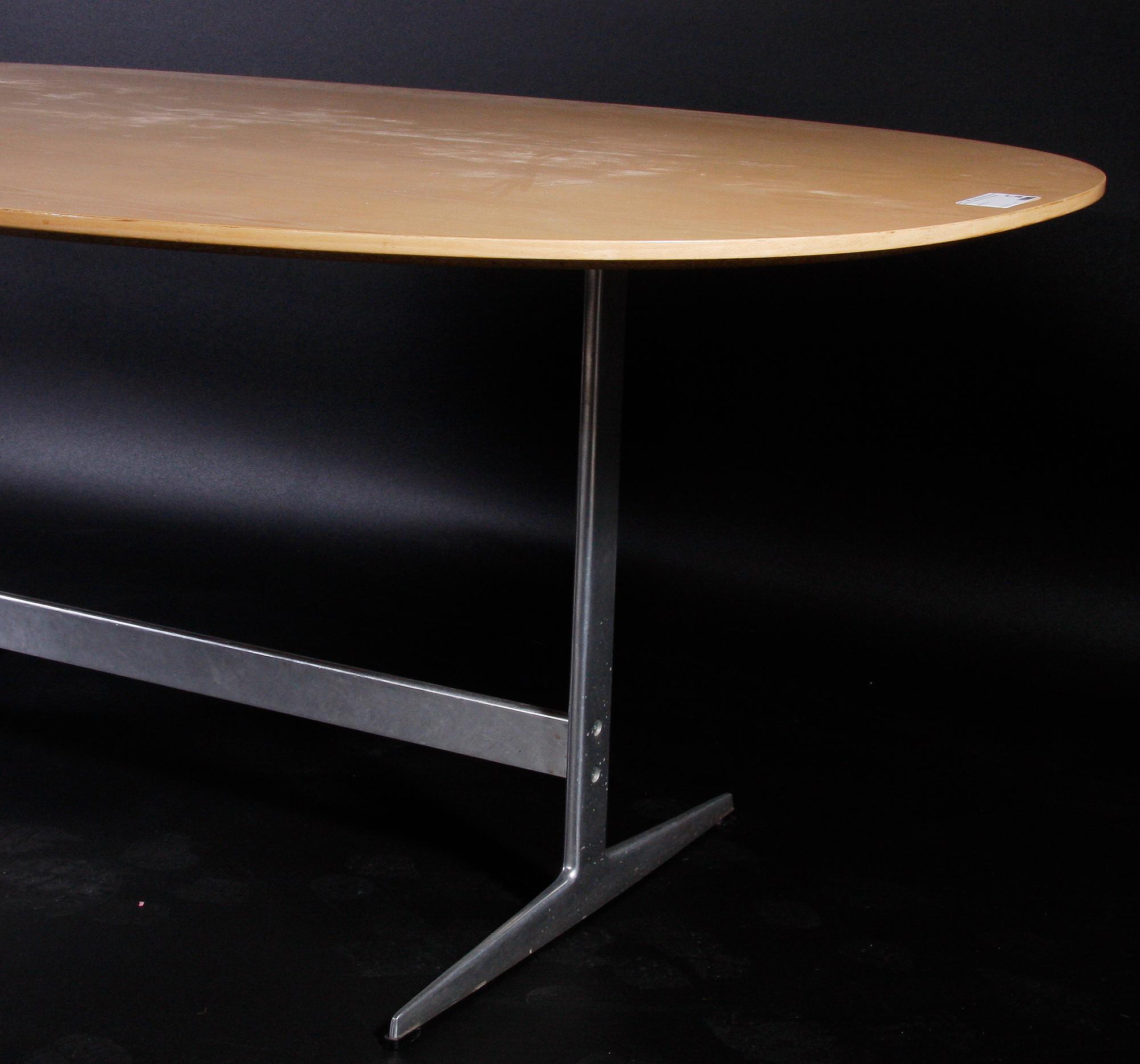 BORD. Design Bruno Mathson och Piet Hein för Fritz Hansen.