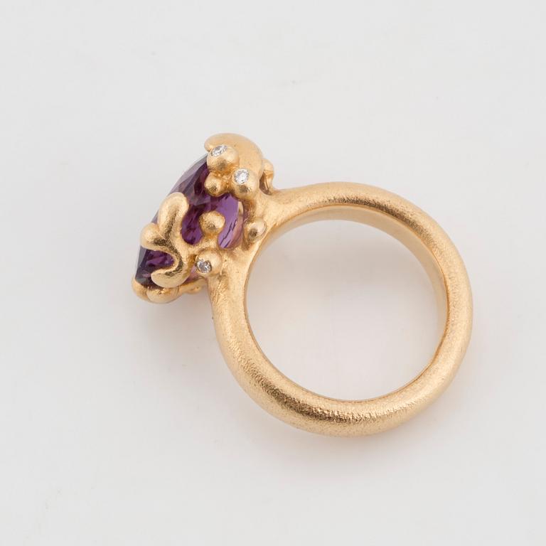 OLE LYNGGAARD, 'Flower basket' ring, med ametist.
