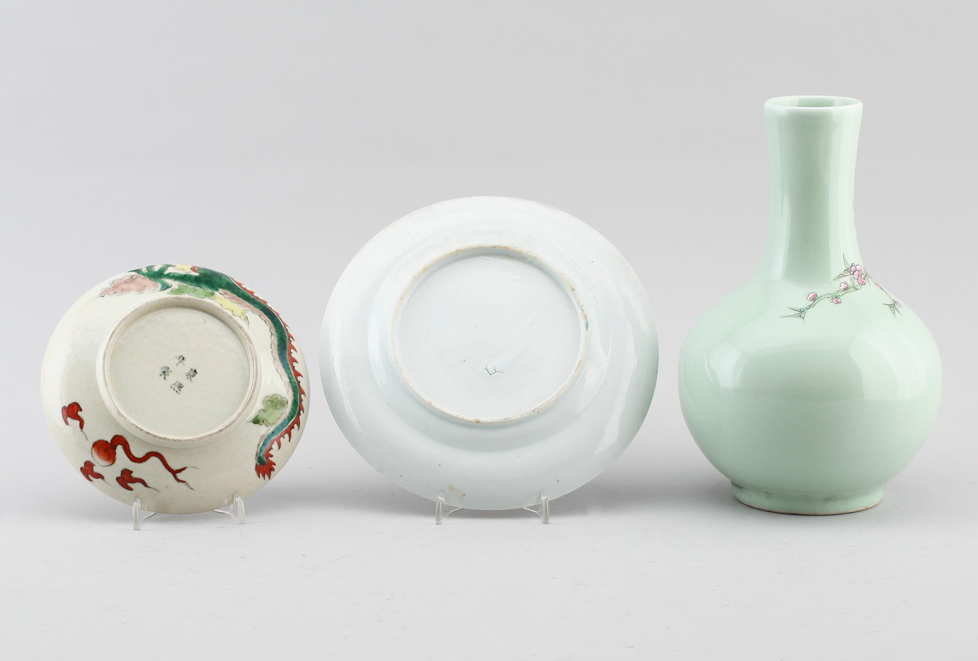 VAS samt TALLRIKAR, 2 st, porslin, Kina, 1900-tal.