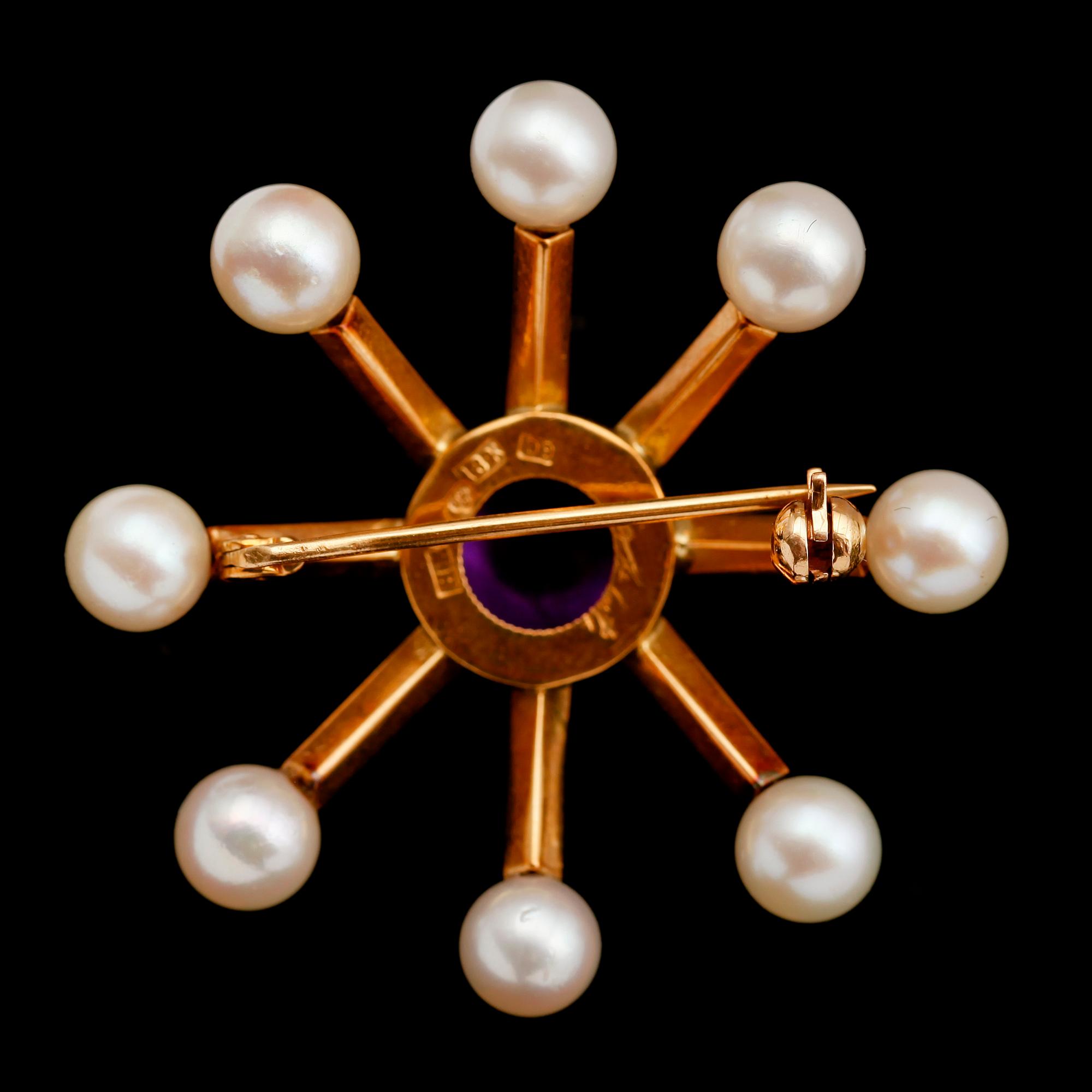 BROSCH, 18 k guld, 1964, med ametist och odlade pärlor. Total vikt ca 8 g.