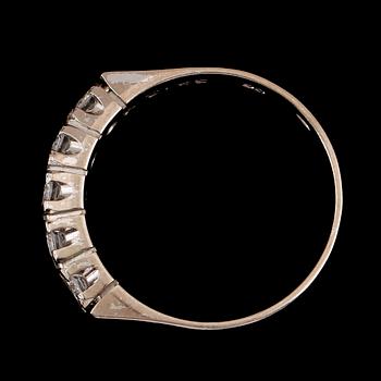 RING, 18 k vitguld med 5 briljantslipade diamanter tot 0.45 ct. enl gravyr.