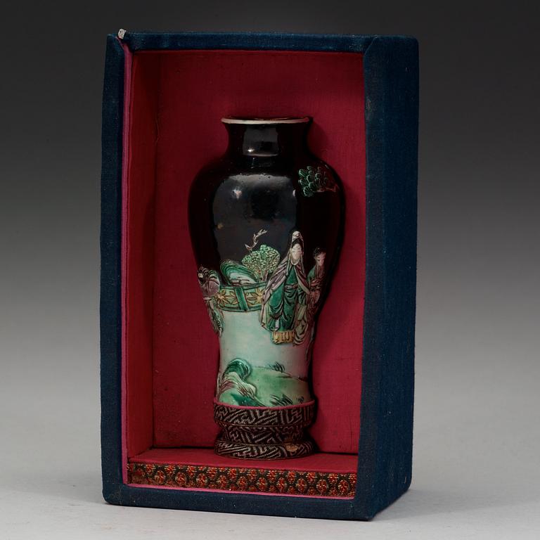 A famille noire base, Qing dynasty, 19th Century.