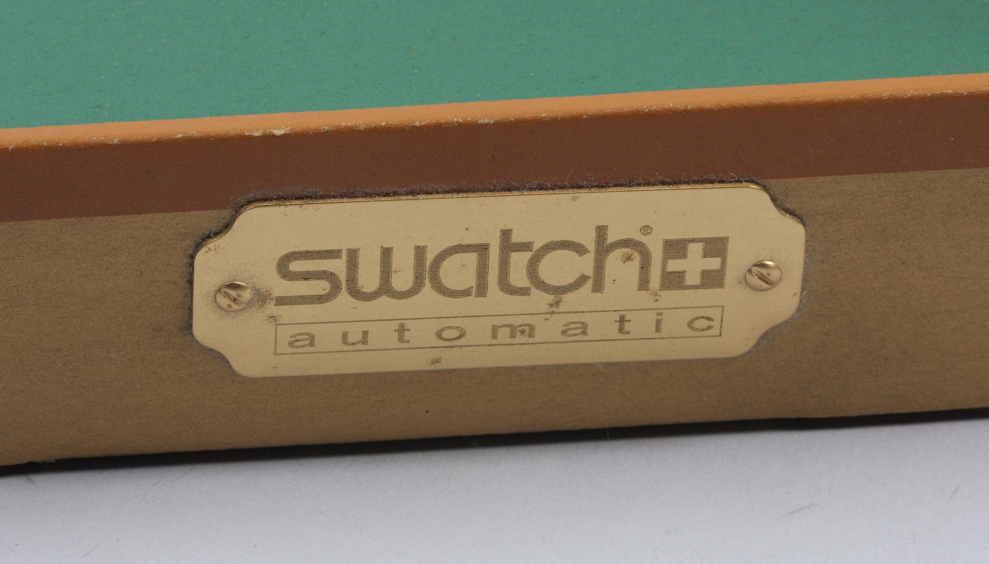 OLIKA KONSTNÄRER, objekt innehållande 5 signerade serigrafier samt Swatch Automativ Gran Via armbandsur.