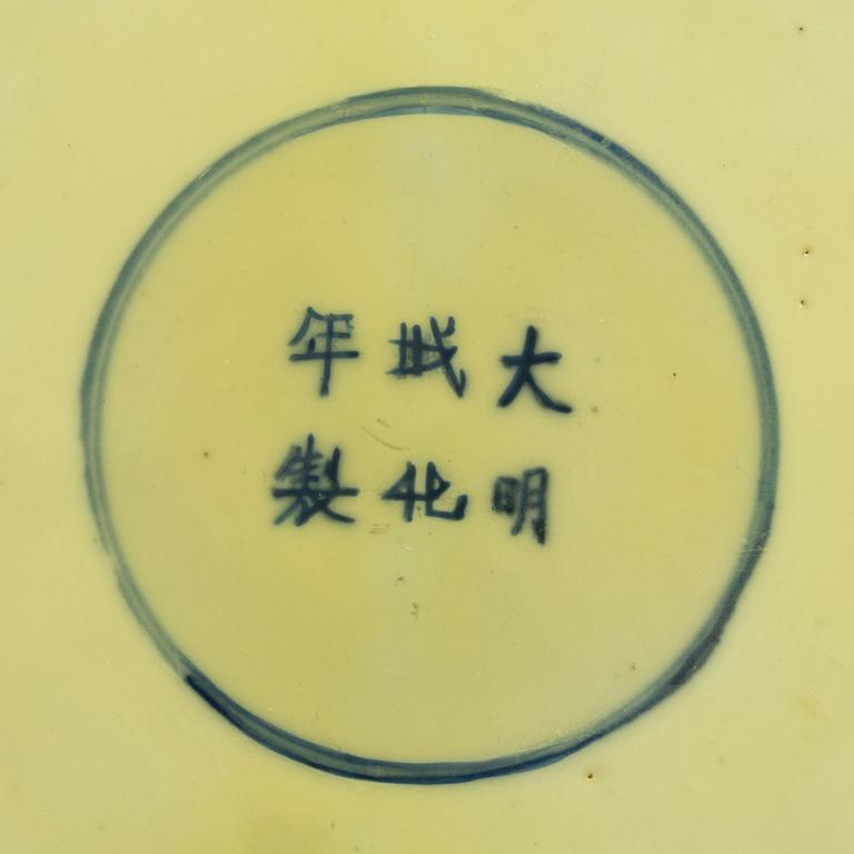 A large Chinese famille verte dish, Qing dynasty, Kangxi (1662-1722).