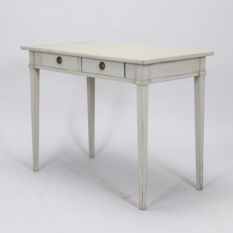 Skrivbord, gustaviansk stil, 1900-tal och stol, gustavianskt provinsarbete, 1700-talets slut.