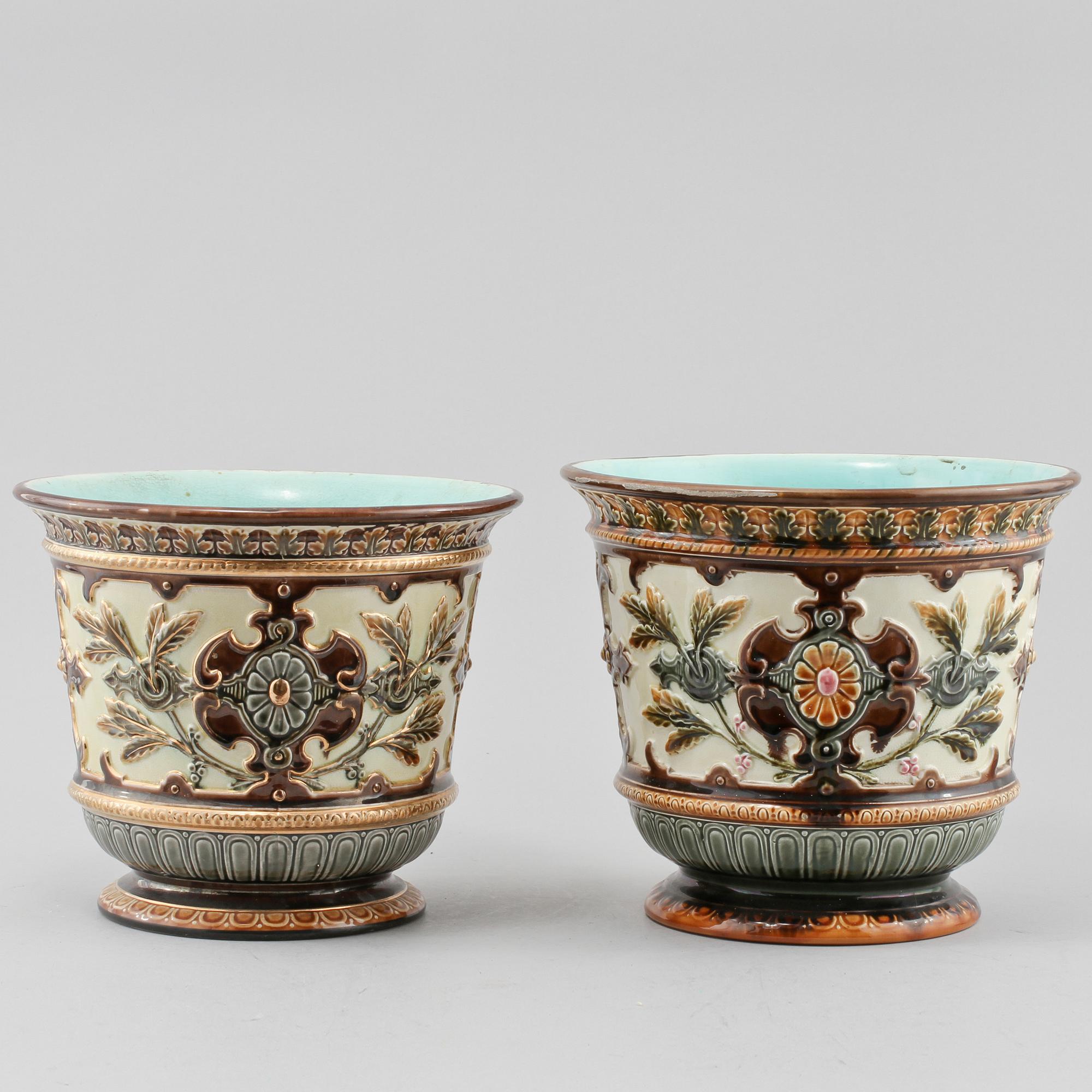 YTTERFODER, 2 st snarlika, majolika, Rörstrand, omkring 1900.