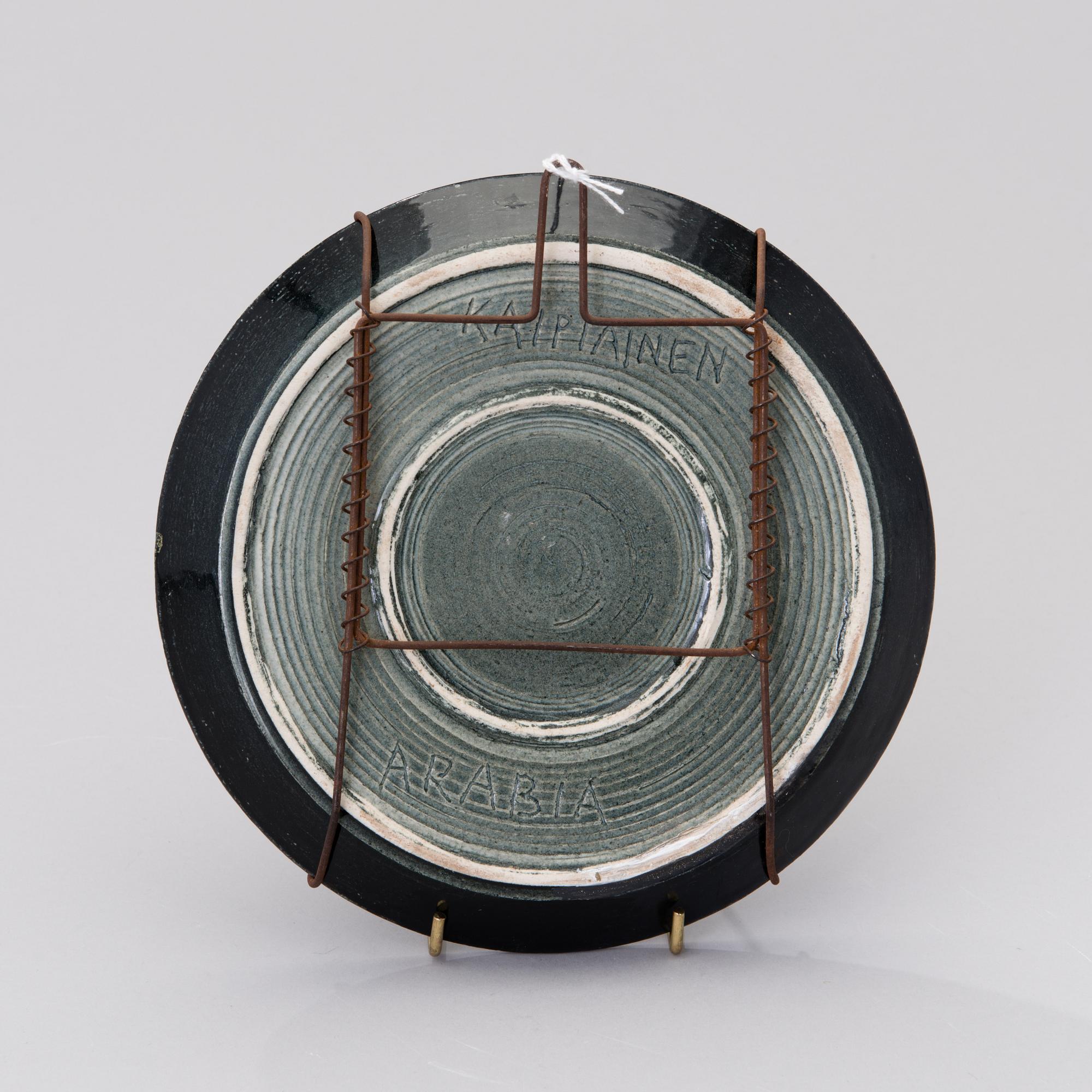 A CERAMIC DISH BY BIRGER KAIPIAINEN. Signed Kaipiainen, Arabia.