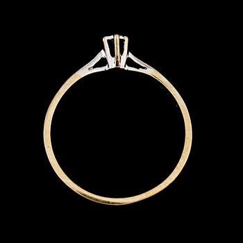 RING, 18K vitguld med briljantslipad diamant 0.025 ct, kattfotstämplad. Vikt 1,6 g.