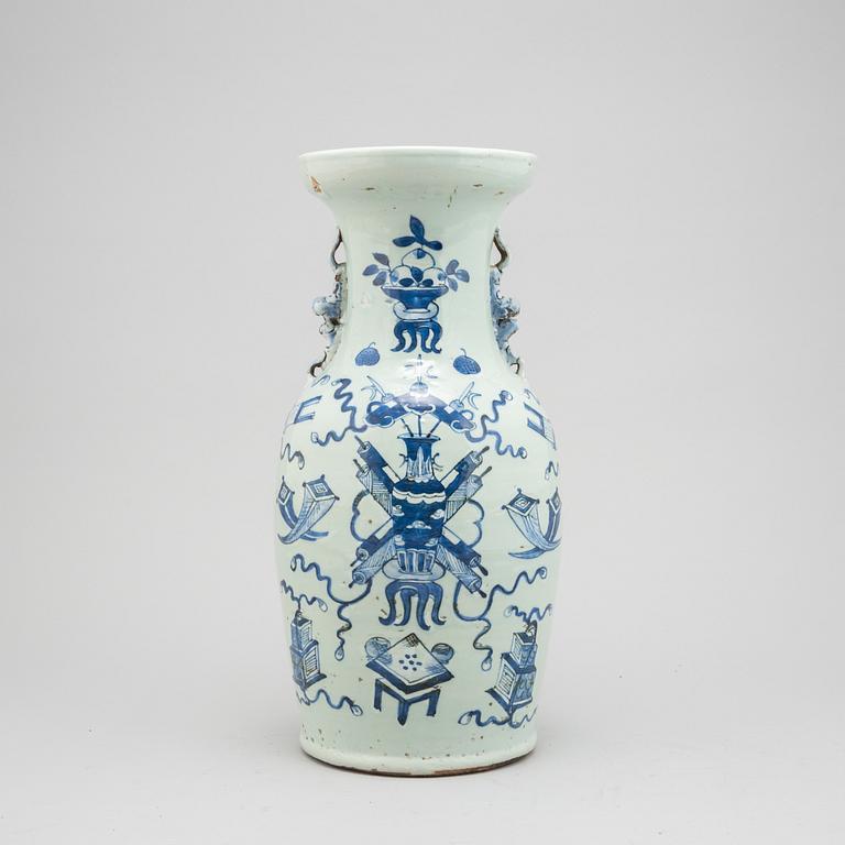 A Chinese porcelain vase, Qing dynasty, 19th century.