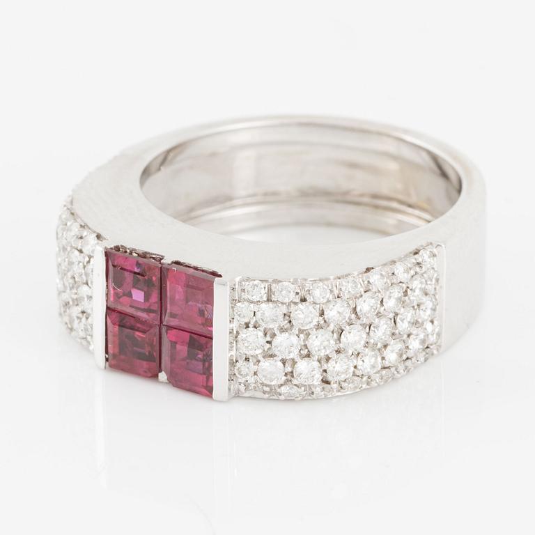 Ring in 18K white gold set with round brilliant-cut diamonds and faceted rubies.