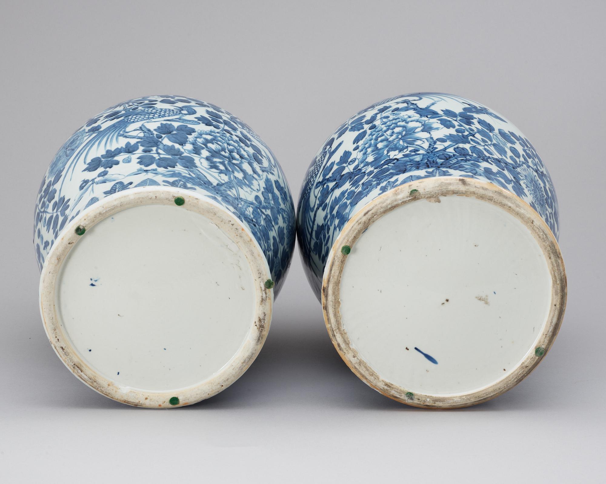 A pair of large blue and white jar. Late Qing dynasty 20th century.