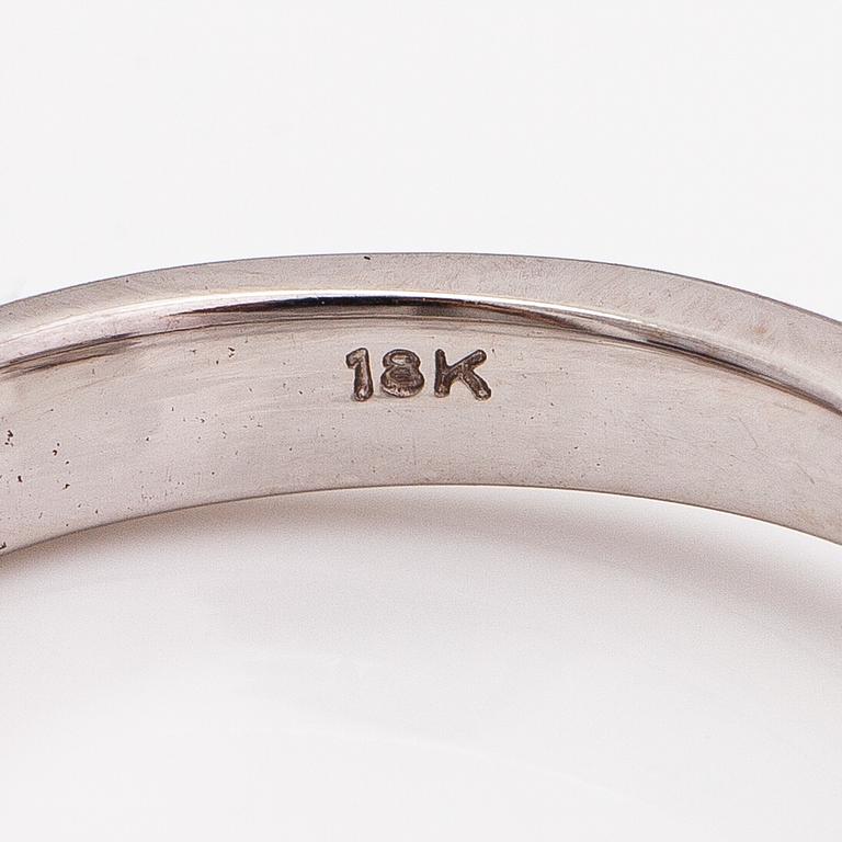 An 18K white gold ring with a ca. 2.03 ct cushion-cut diamond according to GIA certificate.