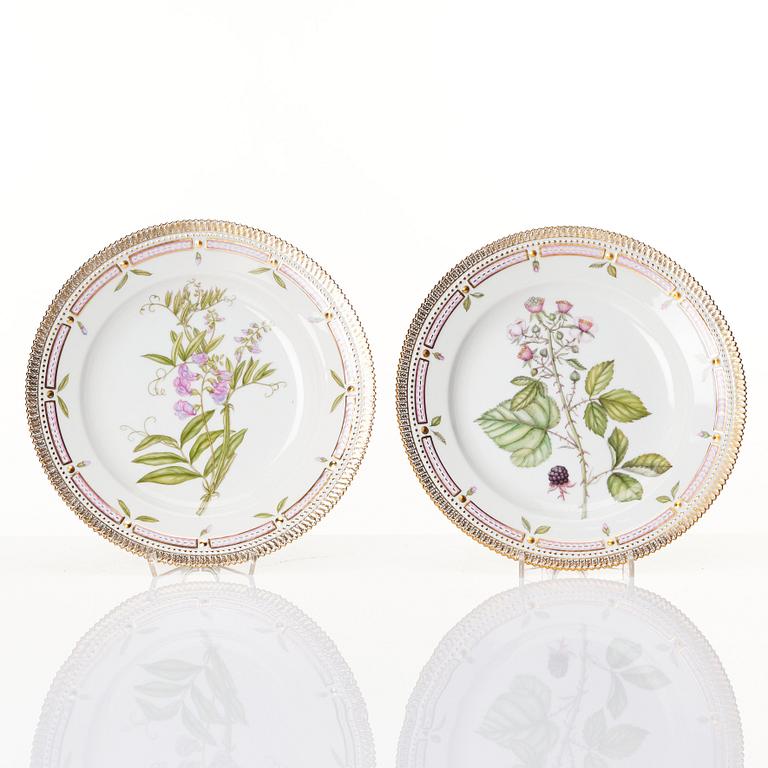 A set of 12 Royal Copenhagen 'Flora Danica' dinner plates, Denmark, 20th Century.