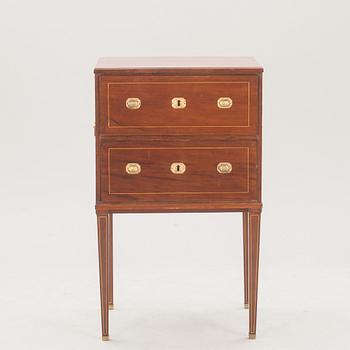 SCHATULL, på ben, England, 1800-tal.