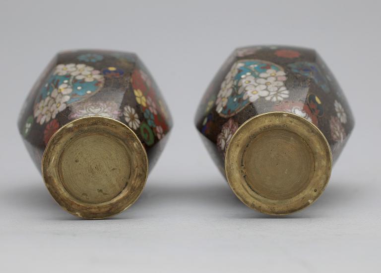 VASER, ett par, cloisonné, Kina, 1900-talets början.