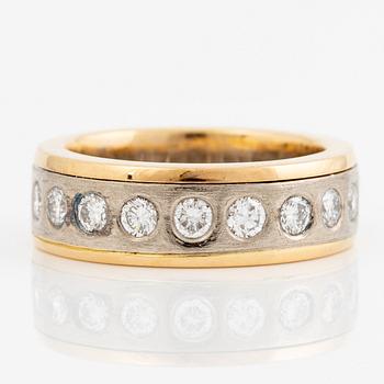 Ring 18K gold with round brilliant-cut diamonds.