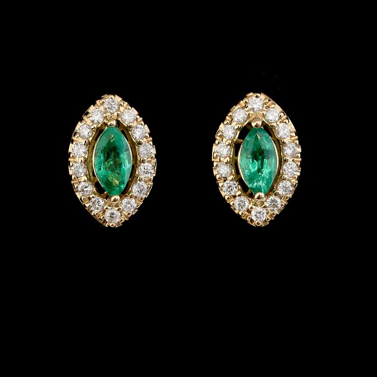 ÖRHÄNGEN, 1 par, 18K guld, diamanter tot ca 0.25 ct, smaragder tot ca 0.45 ct.